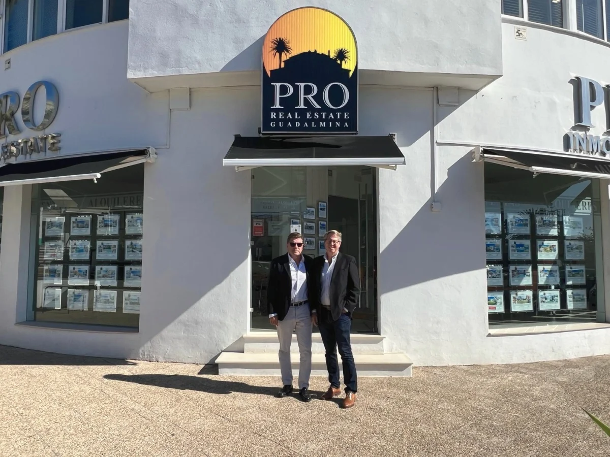 Francis Toebak y Eduardo Más frente a las puertas de PRO Real Estate, agencia inmobiliaria en Marbella líder en las zonas de Guadalmina y Estepona este